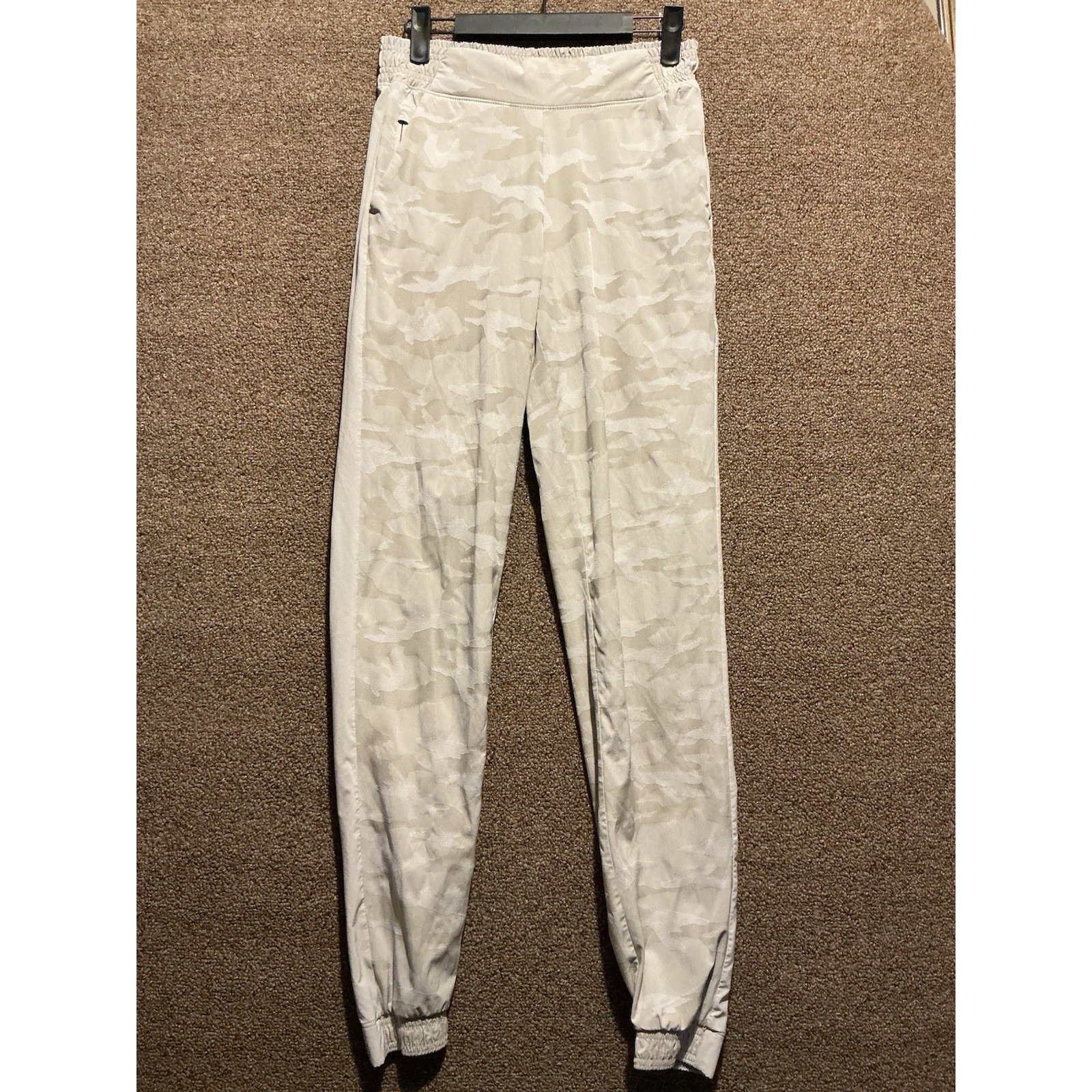 Athleta Brooklyn Textured Jogger Desert Camo Tan Cream Print 2t